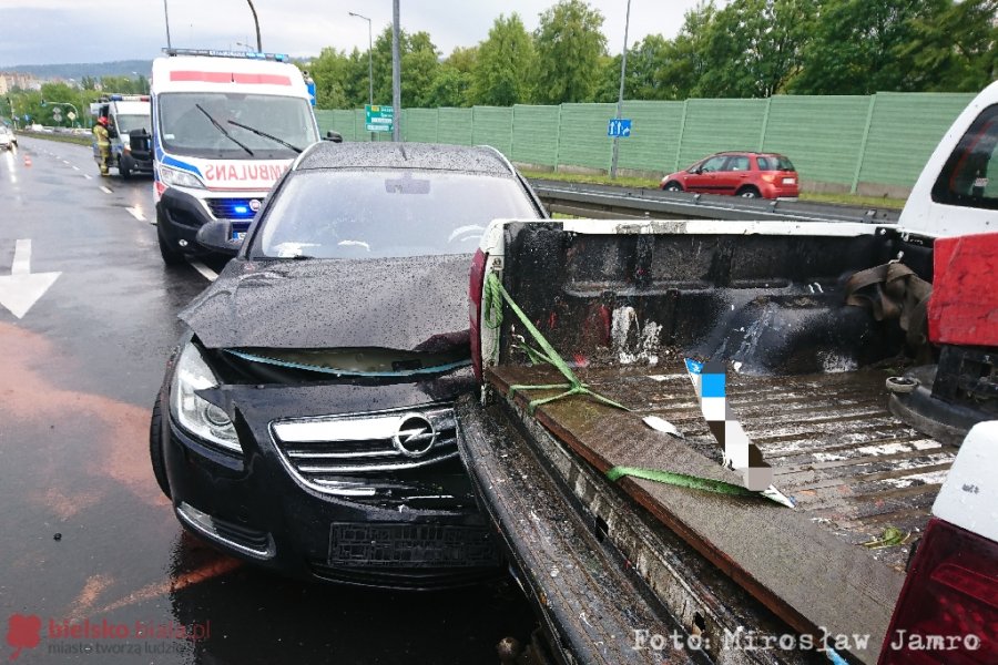 Dwa zderzenia na Andersa. Strażacy uwalniali kierowcę z pojazdu - foto