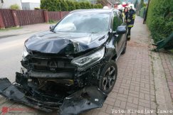 Zasnął za kierownicą auta. Skosił płot i bramkę wejściową - foto
