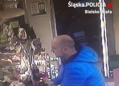 W Żabce zapłacił prawie 40 zł cudzą kartą. Teraz ściga go policja ZDJĘCIA