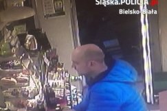 W Żabce zapłacił prawie 40 zł cudzą kartą. Teraz ściga go policja ZDJĘCIA