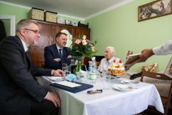 Została okradziona, gdy miała 99 lat. Teraz szczęśliwa obchodzi setne urodziny - foto