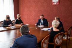 Goście tylko w maseczkach. Urzędnicy według własnej woli