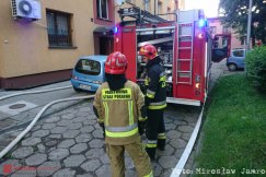 Gęsty, żrący dym w bloku. Lokatorów obudził dzielny sąsiad - film
