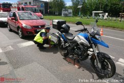 Zderzenie osobówki z motocyklem. Poszkodowany stracił przytomność - foto