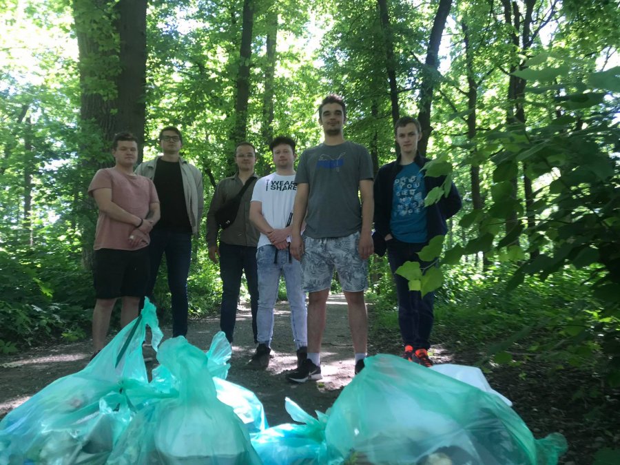 Plastikowe szarfy zostały po ekologach. Akcja sprzątania parku - foto
