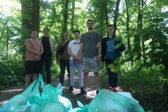 Plastikowe szarfy zostały po ekologach. Akcja sprzątania parku - foto