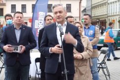 Fabryki nadal stoją. Robert Biedroń apeluje o pomoc dla branży motoryzacyjnej - foto