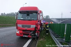 Cysterna uderzyła w barierę na "zakręcie idiotów". Akcja ratownicza - foto