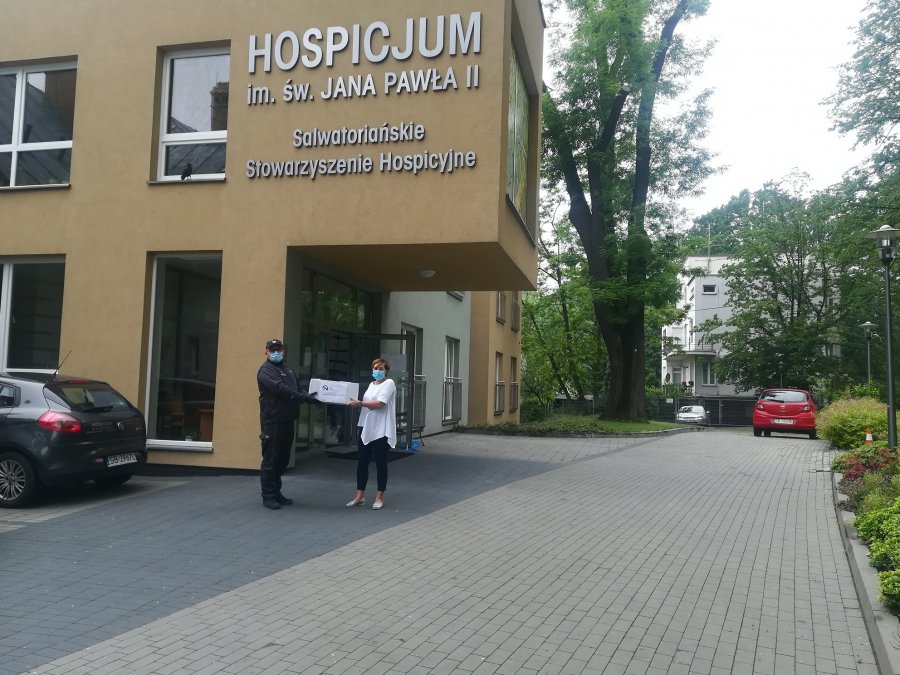 Cenna pomoc zza krat. Więźniowie szyją dla bielskiego hospicjum - foto
