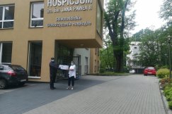 Cenna pomoc zza krat. Więźniowie szyją dla bielskiego hospicjum - foto