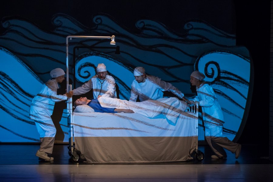 W maseczkach na bezludnej wyspie. Teatr otwiera się dla stęsknionej widowni