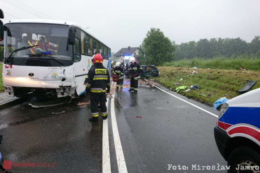 Zderzenie osobówki z autobusem PKS. Kierowca wypadł z auta! - foto
