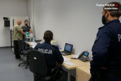 Zamaskowani mężczyźni podpalili BMW i uciekli. Spektakularne zatrzymanie - foto