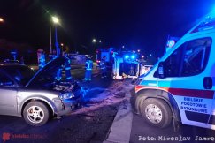 Zderzenie aut na Piastowskiej. Jeden pojazd na boku - foto
