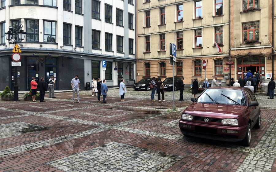 Trwa głosowanie. Długie kolejki przed lokalami wyborczymi - foto