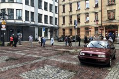 Trwa głosowanie. Długie kolejki przed lokalami wyborczymi - foto