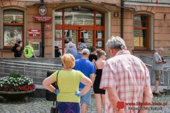 Rekordowa frekwencja do południa. Tłumy przed komisjami wyborczymi  - galeria