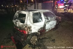 Podpalenie czy nieszczęśliwy wypadek? Spłonął samochód na parkingu - foto