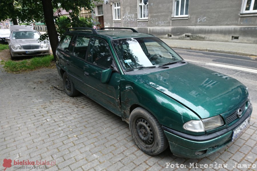 Siedemnastolatek uderzył w tył mercedesa i słup energetyczny - foto
