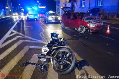 Zderzenie motocykla z autem. Motocyklista ma otwarte złamanie uda - foto