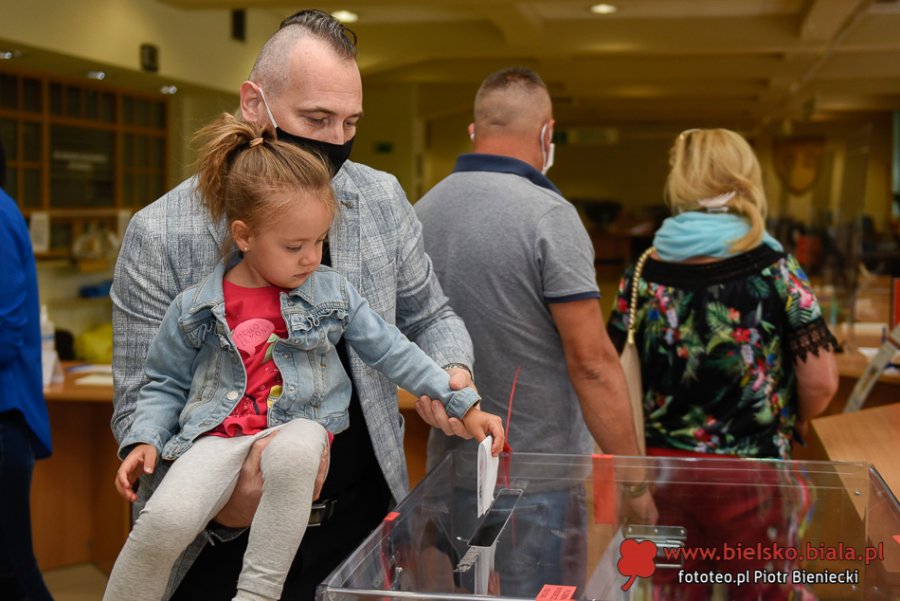 W Bielsku-Białej kolejek nie ma, ale frekwencja wyższa niż w I turze - foto