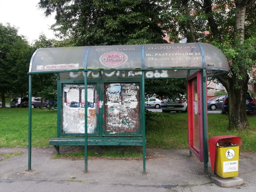 Bezsilność władzy. Zdewastowane wiaty przystankowe prędko nie znikną