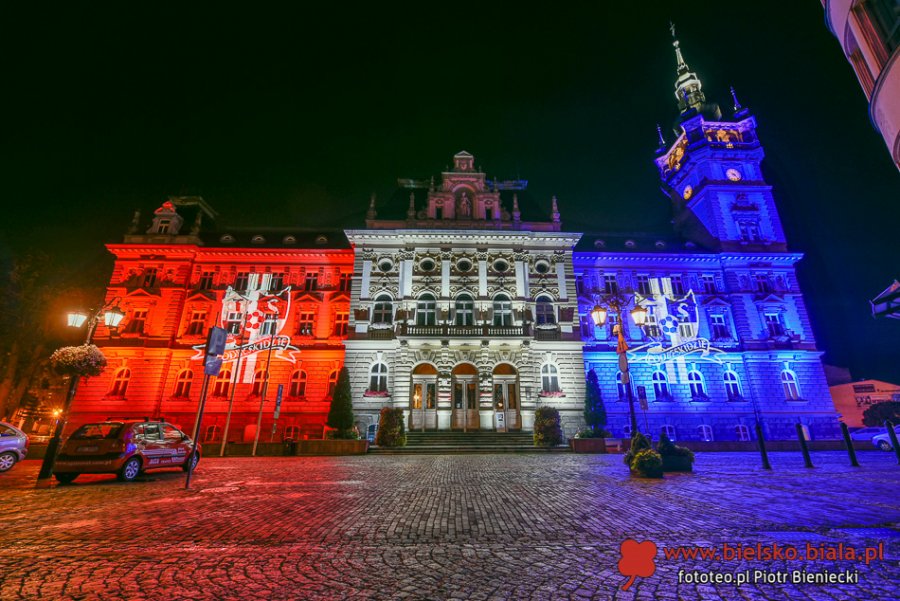 Kolorowe iluminacje rozświetliły bielski ratusz. Wielki logotyp na budynku! - foto