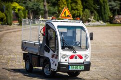 Samochód elektryczny z punktem ładowania na cmentarzu. Prędkość do 40 km/h! - foto