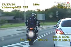Ryzykowna ucieczka motocyklisty. Policja zaprzestała pościgu - foto