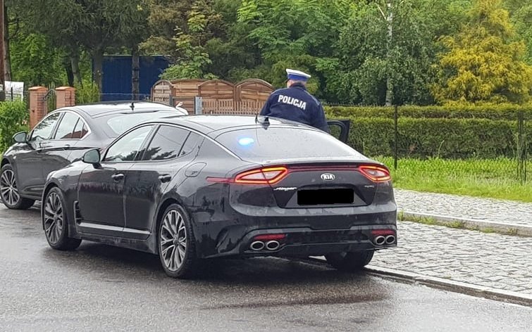 Sportowy stinger na agresywnych kierowców. Pościgi to ich specjalność