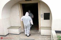 Siłowo weszli do mieszkania. W środku znaleźli zwłoki - foto