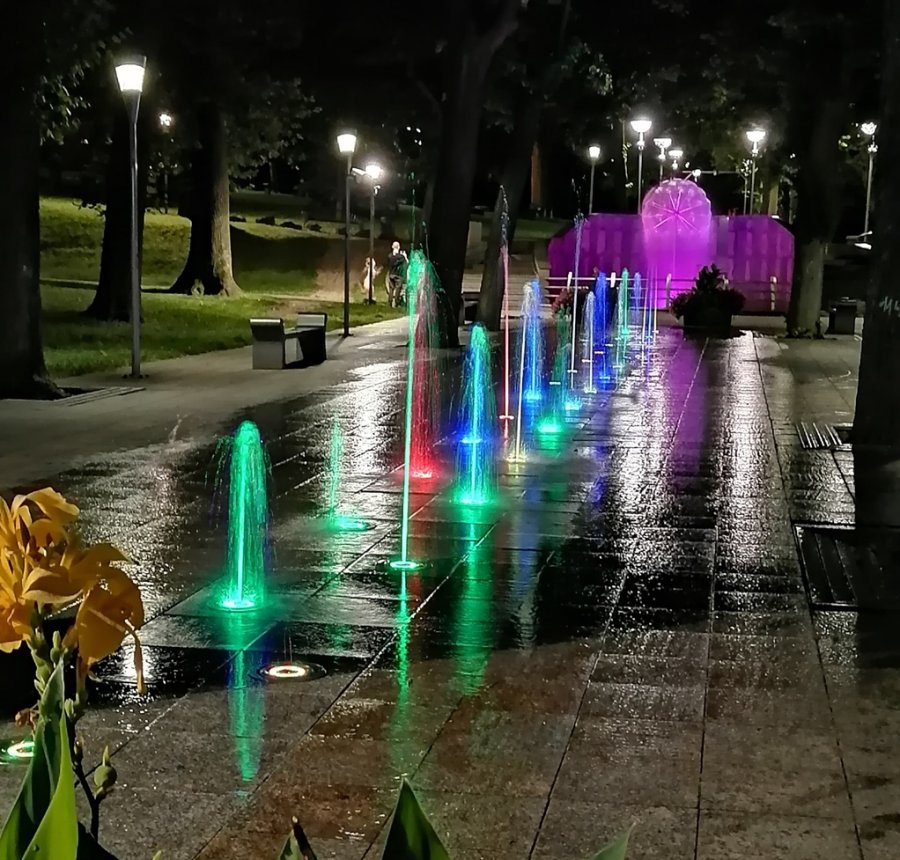 Trysnęły wszystkie fontanny! Instalacja mieni się wieloma kolorami - foto