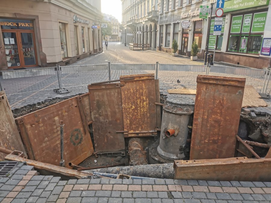 Głęboka dziura na Cechowej. Urzędnicy proszą przechodniów o cierpliwość - foto