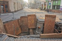 Głęboka dziura na Cechowej. Urzędnicy proszą przechodniów o cierpliwość - foto