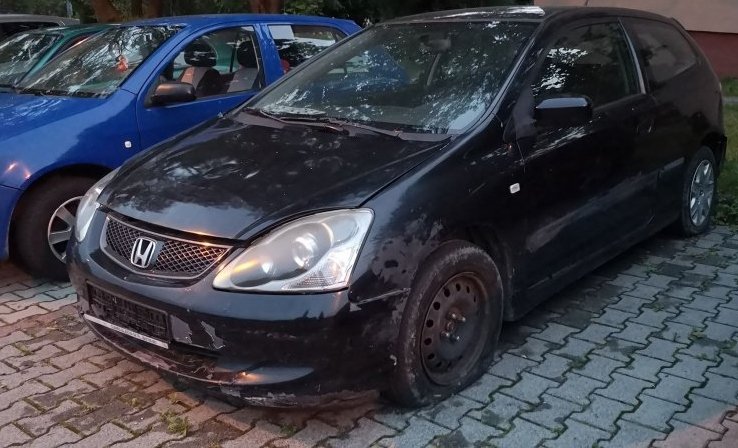 Wrakowiska na Złotych Łanach. Ktoś regularnie podrzuca samochody