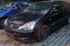 Wrakowiska na Złotych Łanach. Ktoś regularnie podrzuca samochody