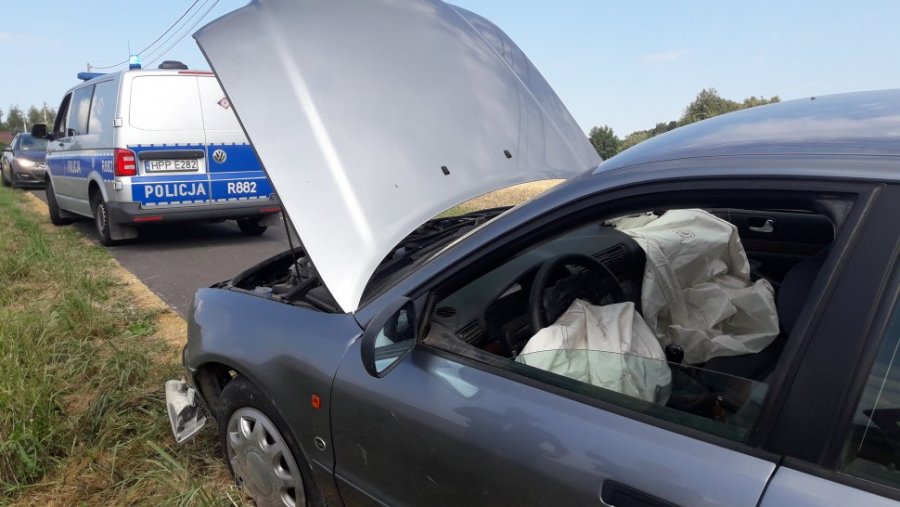 Wystrzał opony w Pisarzowicach. Auto z impetem wpadło do rowu - foto