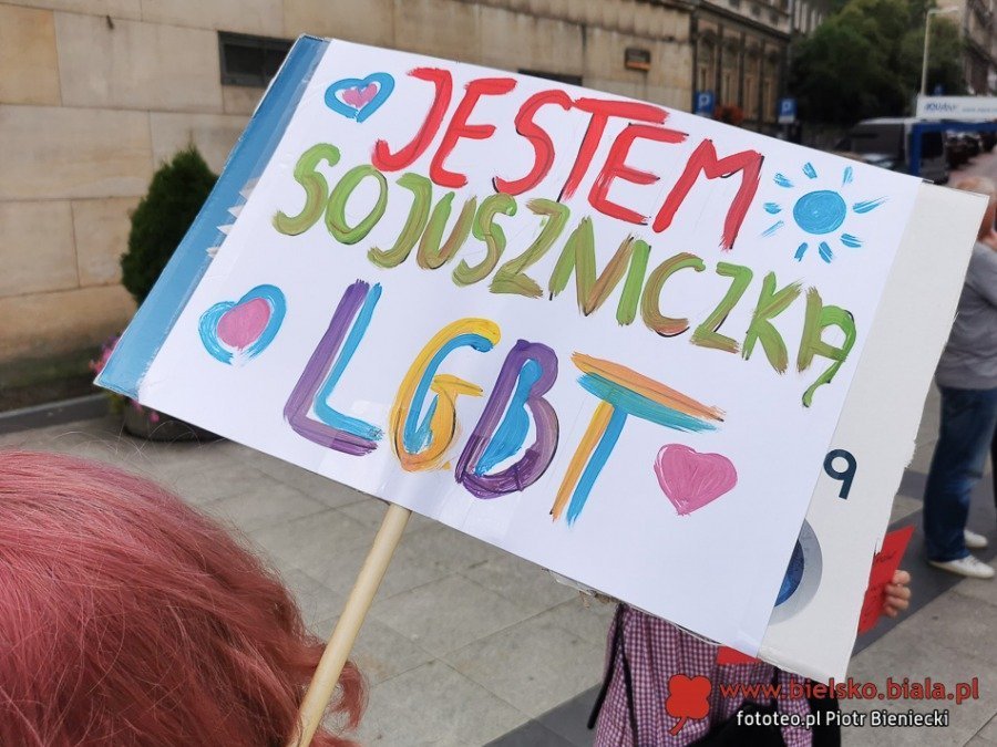 Gazem pieprzowym zaatakowali uczestników zgromadzenia. Policja szuka napastników