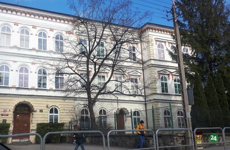 Dzisiaj otwieramy, jutro zamykamy? Szkoły w czasach zarazy