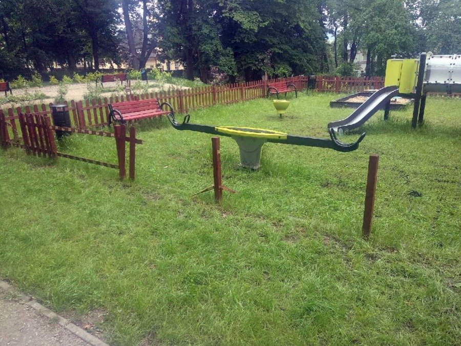 Dewastacja świeżo zmodernizowanego placu zabaw. Na szczęście, jest monitoring! - foto