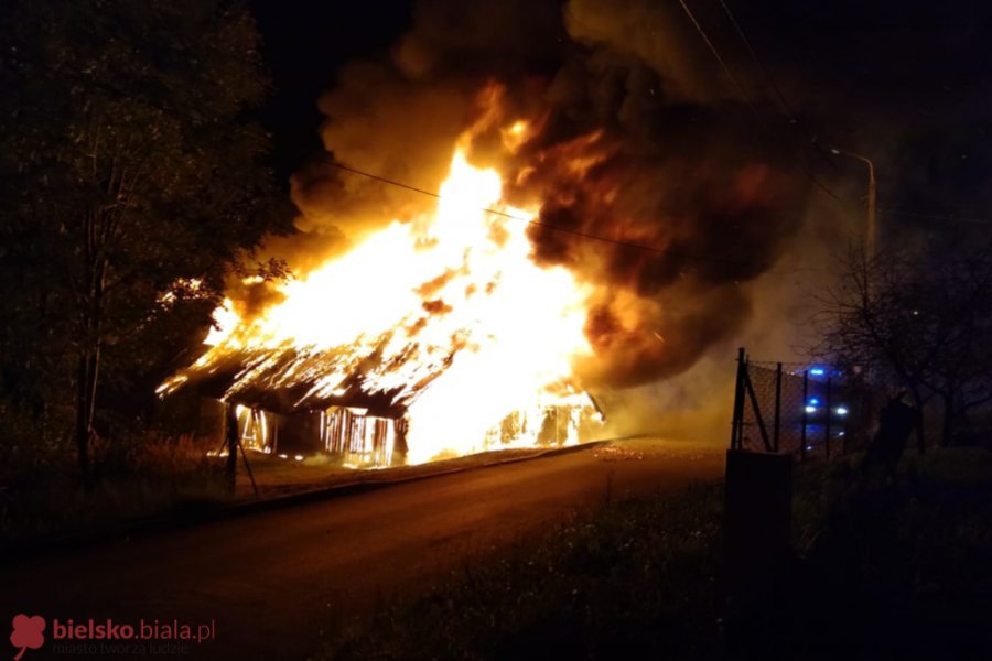 Słup ognia w Starym Bielsku. Spłonął budynek gospodarczo-mieszkalny - foto