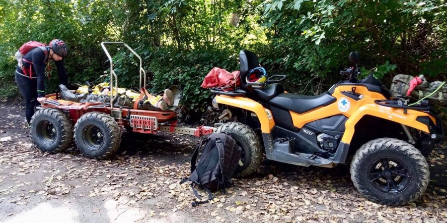 Trzy poważne wypadki w górach. Kask uratował życie rowerzystce - foto