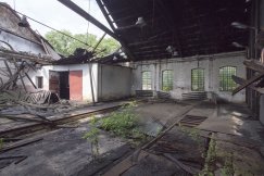 Zawalił się dach narzędziowni kolejowej. Kto uratuje dewastowany zabytek? ZDJĘCIA