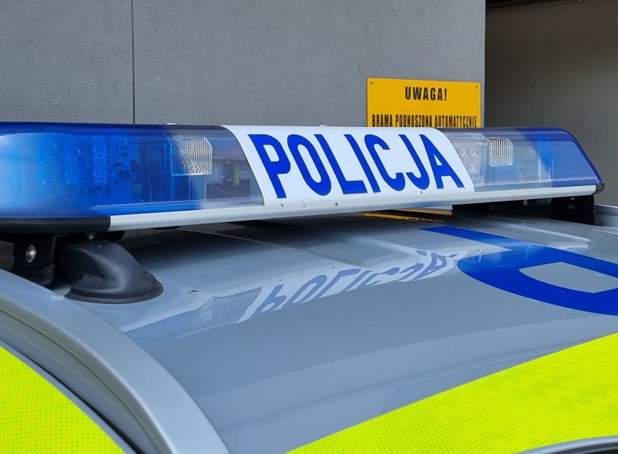 Zabrał komórkę iPhone leżącą na siedzeniu w autobusie. Szuka go policja ZDJĘCIE