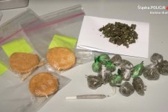 Akcja policji przed szkołami. Nastolatek miał w plecaku ciastka z marihuaną - foto