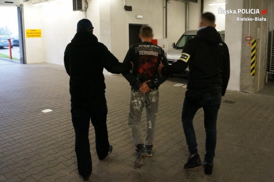 Napad na sklep w Kamienicy. Sprawca był uzbrojony w pistolet - foto