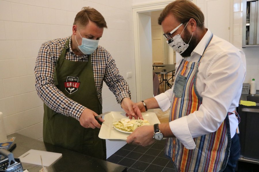 Prezydent Klimaszewski w kuchni. Zaprosił współpracowników na pizzę - foto