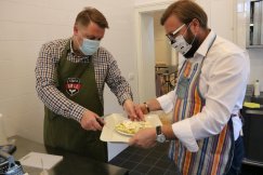Prezydent Klimaszewski w kuchni. Zaprosił współpracowników na pizzę - foto