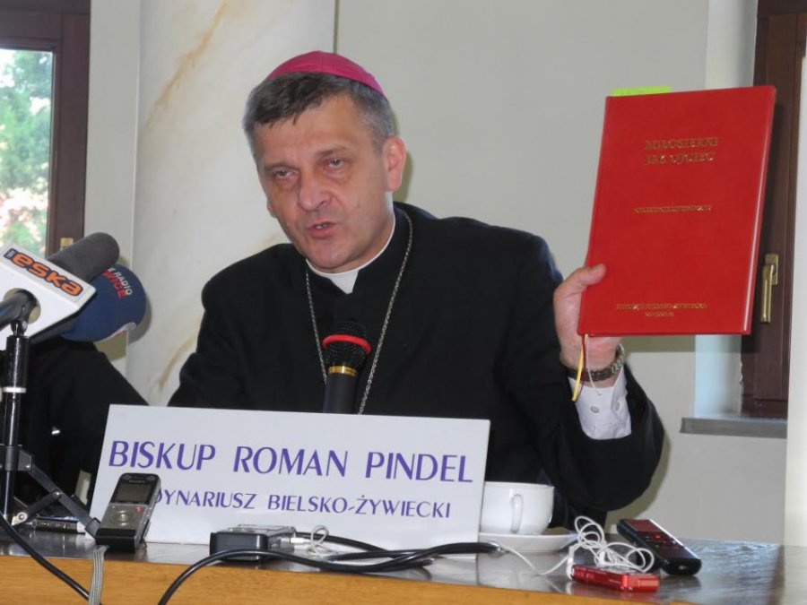 Biskup Roman Pindel zakażony koronawirusem. Pozostaje w izolacji domowej