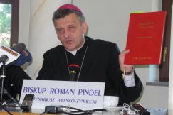 Biskup Roman Pindel zakażony koronawirusem. Pozostaje w izolacji domowej